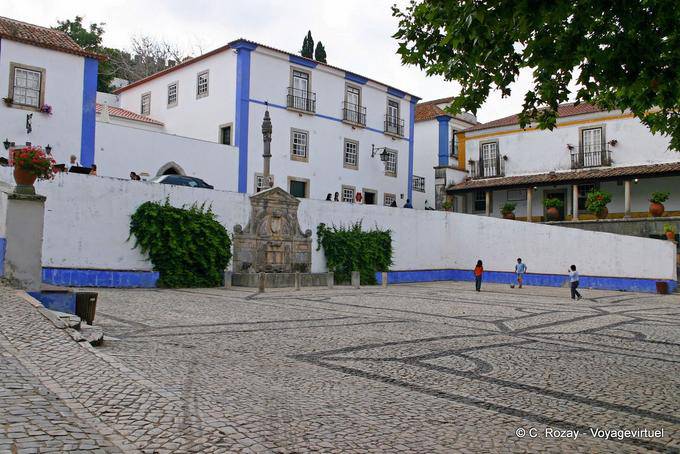 A fonte eo pelourinho na Piazza Santa Maria, Obidos - Portugal