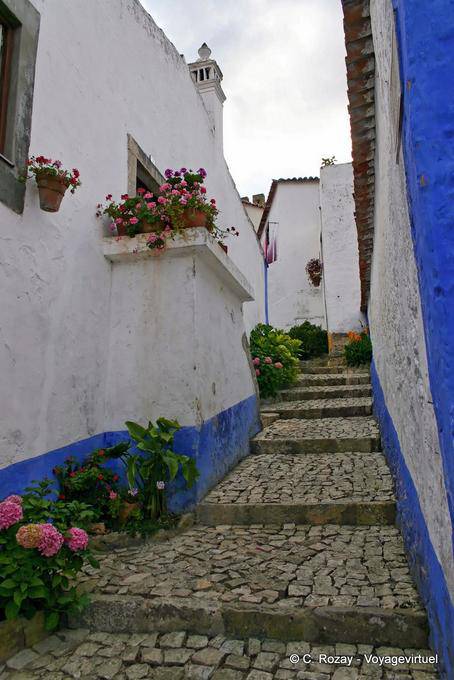 Um beco com uma escada pavimentada, Óbidos - Portugal