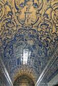 A abóbada da igreja inteiramente coberto com belos azulejos, Nazaré, Portugal.