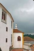 Nuvens sobre uma lareira no Palácio Nacional, Sintra, Portugal.