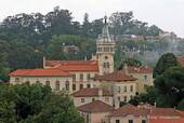 A torre da Câmara Municipal e as casas, Sintra, Portugal.