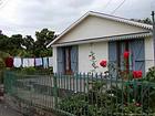 Case, roupa de cama e rosas no Entre-Deux, Ilha da Reunião.