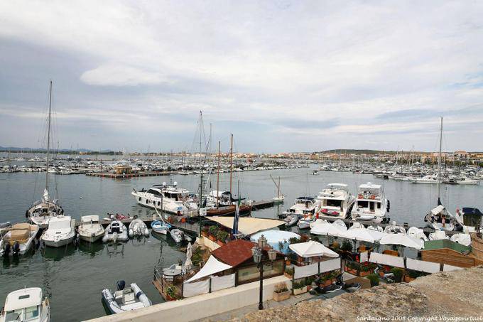 Alghero, a vista do porto a partir do Maddalena della bastione - Sardenha
