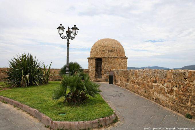 Alghero, bancas nas muralhas Bastioni Magellano - Sardenha