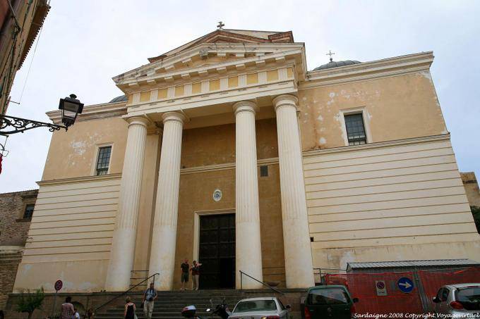 Alghero, a Catedral de Santa Maria, a fachada neoclássica - Sardenha