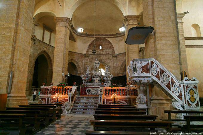 Catedral Alghero Santa Maria, o púlpito eo altar, o presbitério - Sardenha