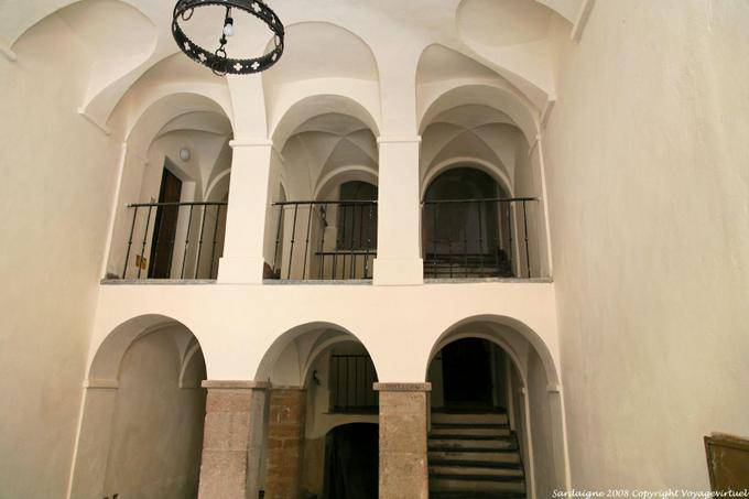 Alghero, arquitetura, arcos e escadas complexo - Sardenha