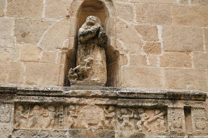 Alghero, Chiesa San Francesco, estátua ao ar livre em um nicho e baixo relevo - Sardenha