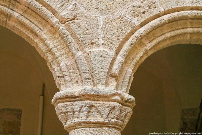 Alghero, San Francesco, o claustro, arcos detalhe e coluna - Sardenha