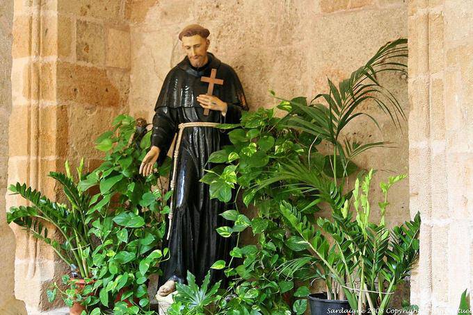 Estátua Monk na cruz, o claustro de São Francisco, Alghero - Sardenha
