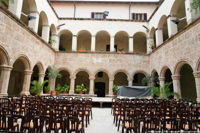 Alghero, claustro de São Francisco de Assis da Igreja - Sardenha