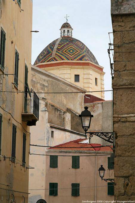 Alghero, San Michele, cúpula e policromos azulejos da igreja - Sardenha
