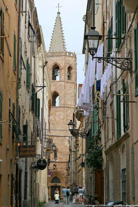 Alghero, via Umberto de frente para a torre do sino de Santa Maria - Sardenha