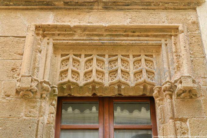 Detalhes arquitetônicos do topo de uma janela, Palazzo Machin, Alghero, via Umberto - Sardenha