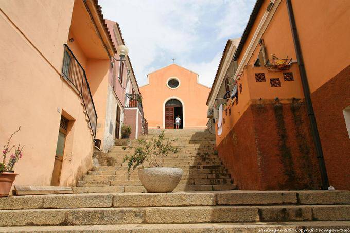Arzachena, a igreja de Santa Lucia - Sardenha