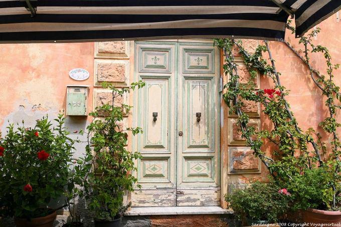 Arzachena, porta dupla e cor local - Sardenha
