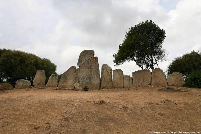Vista dos dolmens Tomba dei Giganti site Lolghi di Li, Arzachena - Sardenha