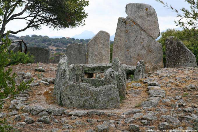 Restos do túmulo do grande sardo gigante de 1900 aC, Arzachena Li Lolghi - Sardenha