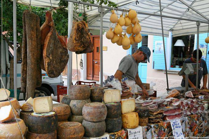 Arzachena Piazza Risorgimento, queijo pecorino e outro mercado do queijo - Sardenha