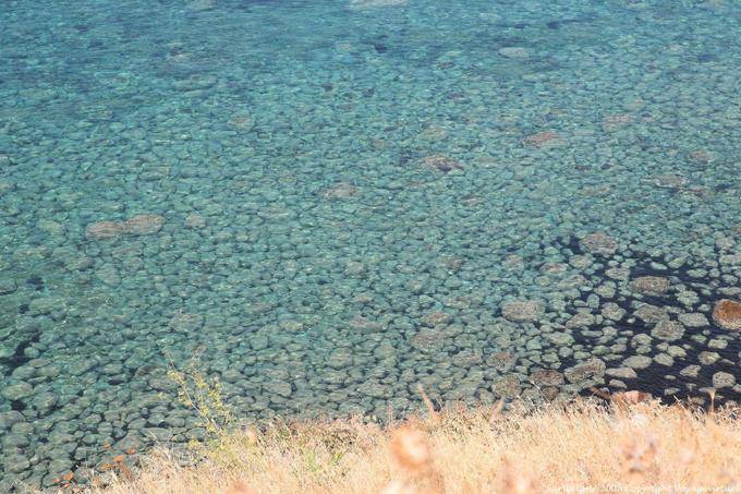Águas claras, transparentes costa Bosa em Alghero - Sardenha