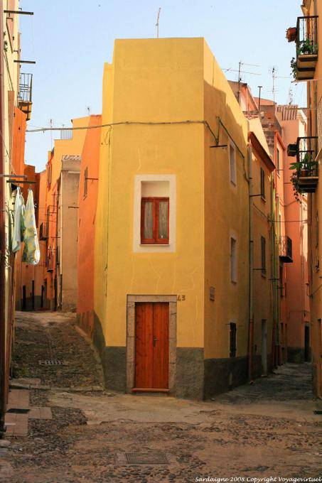 Bosa, casa estreita na esquina da rua - Sardenha