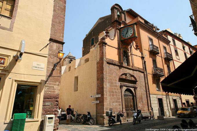 Bosa, Corso Vittorio Emanuele II, pisou relógio na fachada de uma igreja - Sardenha