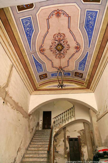 Bosa, Corso Vittorio Emanuele II, decoração da abóbada de uma entrada do edifício - Sardenha