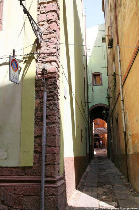 Bosa, Via Solferinu, vista para a rua Corso Vittorio Emanuele II - Sardenha