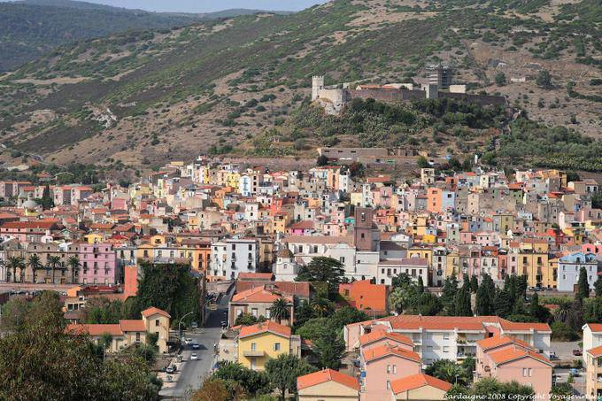 Bosa, vista da cidade e do castelo da strada Macomer - Sardenha