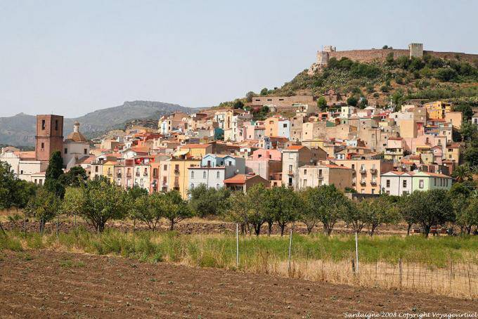 Bosa, vista a partir da Via San Pietro - Sardenha