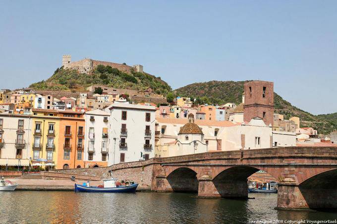 Bosa, Ponte Vecchio, a Catedral e Castelo - Sardenha