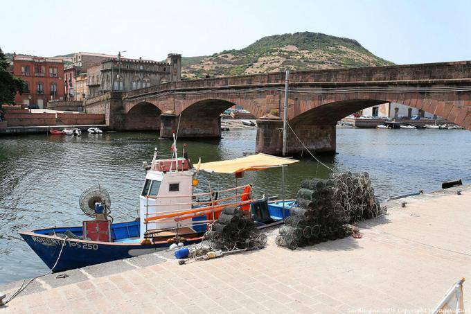 Bosa, Ponte Vecchio, Via San Gustia, para o exterior da cidade - Sardenha