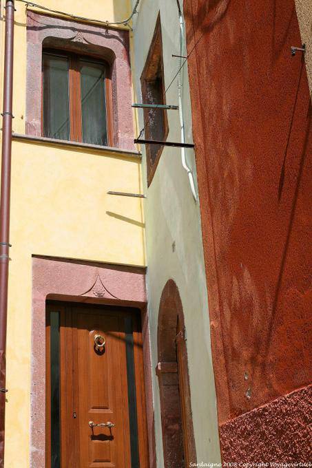 Bosa via Belvedere, arquitetura e pastel ângulo - Sardenha