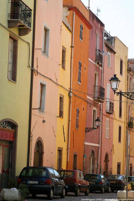 Bosa, Via Carmine, cores da parede - Sardenha