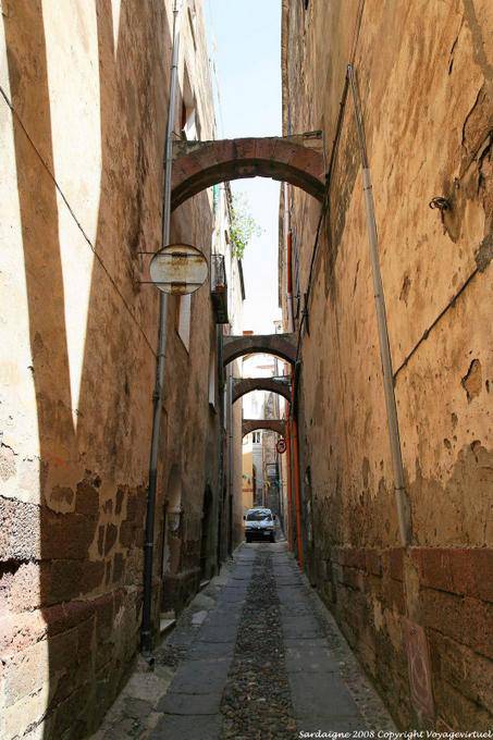 Bosa, Via Carmine, arcos de apoio no beco - Sardenha