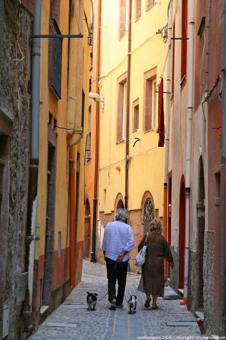 Bosa, via Santa Croce, o casal com dois cães - Sardenha