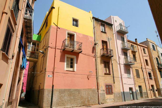 Bosa, Vicolo della Scuda, uma passagem entre as casas típicas - Sardenha
