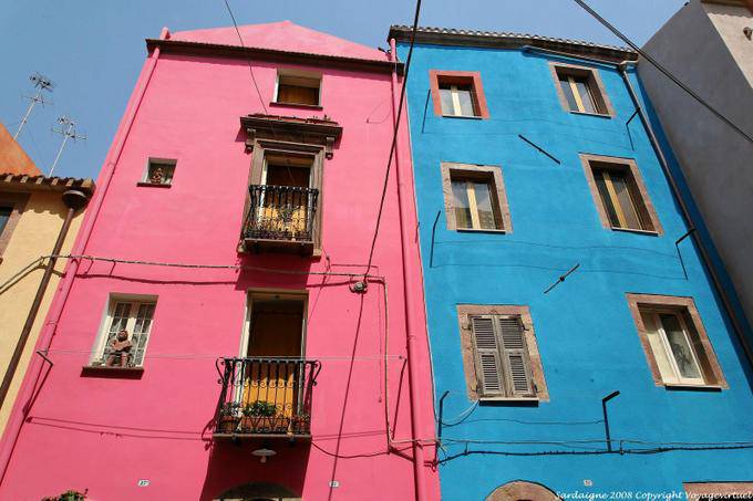 Bosa, Vicolo della Scuda, rosa e azul fachada frontal - Sardenha