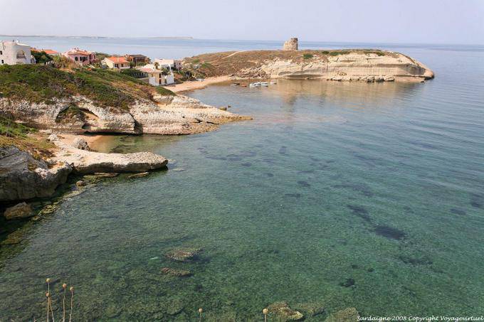 Santa Caterina di Pittinuri, o mar, as falésias e a torre - Sardenha