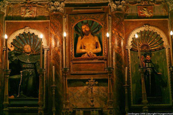 Castelsardo, fim acima das estátuas de um altar - Sardenha