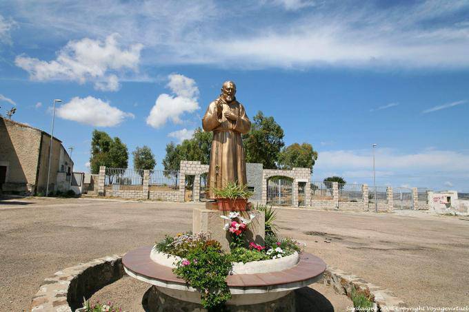 Chiaramonti, São estátua na colina - Sardenha
