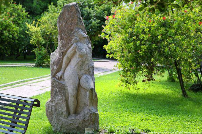 Chiaramonti estátua no parque Vacca Giorgio - Sardenha
