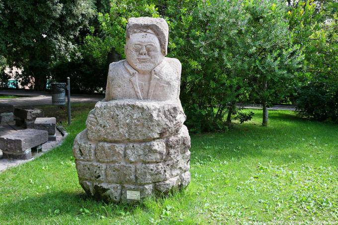 Chiaramonti, o jardim público estátua Paoloine Venda - Sardenha