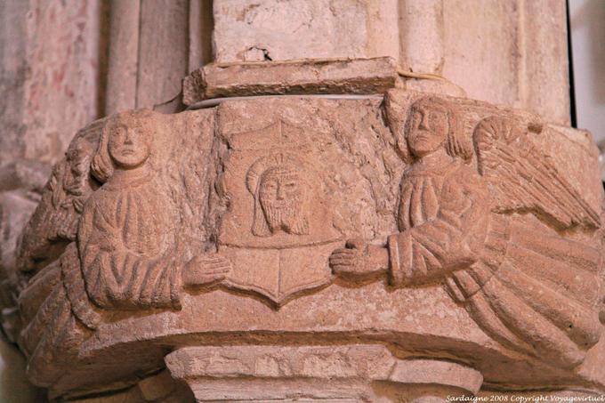 Cossoine Chiesa di Santa Chiara, pilar detalhe - Sardenha