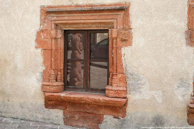 Fordongianus Forum Traiani reflexão em uma janela - Sardenha