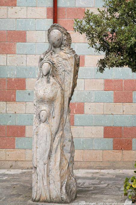 Fordongianus, estátua tripla em frente à igreja de San Pietro Apostolo - Sardenha