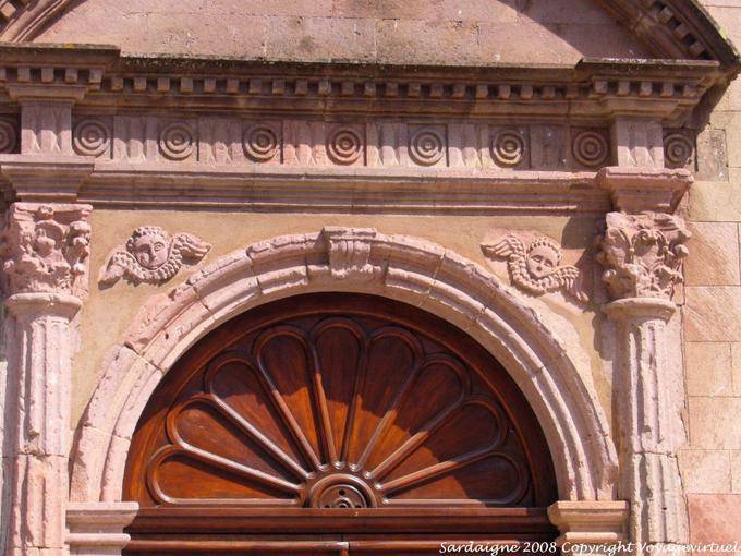 Gavoi igreja San Gavino, detalhe rosa - Sardenha
