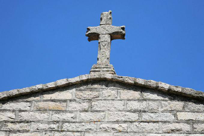 Luras, cruz de granito na igreja do Rosário - Sardenha