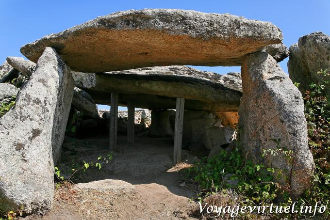 Luras, o interior do dólmen apoiado Ladas - Sardenha