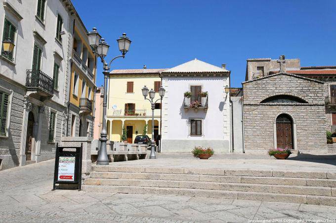 Luras, a praça em frente à Igreja do Purgatório - Sardenha
